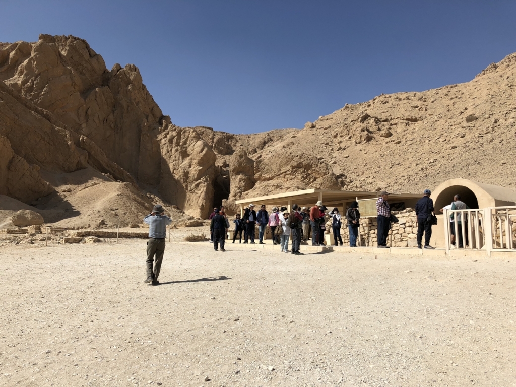 エジプト ルクソール 西岸 王妃の谷「ネフェルタリの墓」待合所と入り口