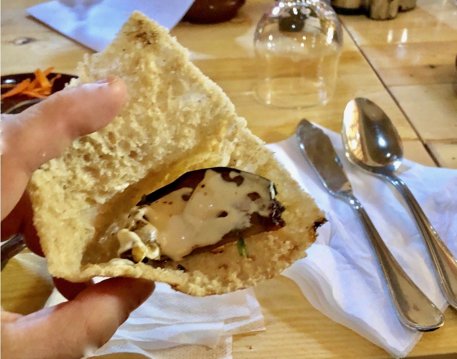 エジプト ナセル湖畔 「Eskaleh Nubian Ecolodge」 レストラン 「アシーエ（パン）」に「タヒーナ」と茄子