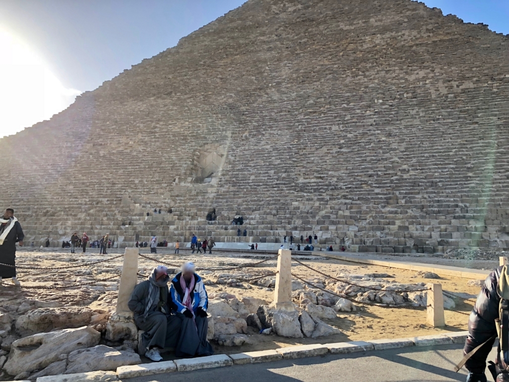 エジプト ギザ クフ王のピラミッド 観光 ピラミッド内部へ 低い 狭い 傾斜の辛い上り通路でした 空飛ぶおばさん旅日記 壱