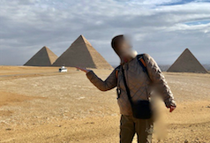エジプト ギザ 3大ピラミッド「パノラマポイント」 で記念撮影 手のひらにピラミッド