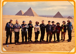 エジプト ギザ 3大ピラミッド「パノラマポイント」 で記念撮影 皆でファラオのポーズ
