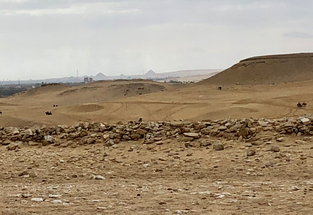 エジプト ギザ 3大ピラミッド から サッカラ方面 階段ピラミッドの影