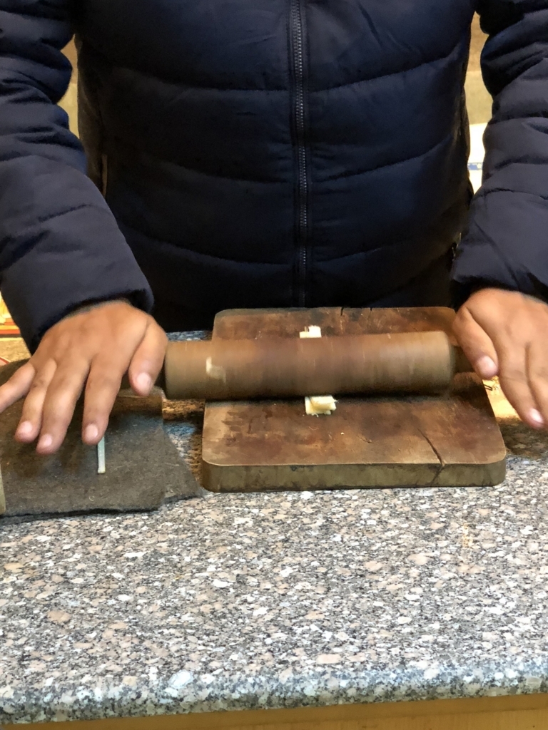 エジプト ギザ パピルス店「Aegyptus Papyrus」パピルス作り 実演中 麺棒で伸す