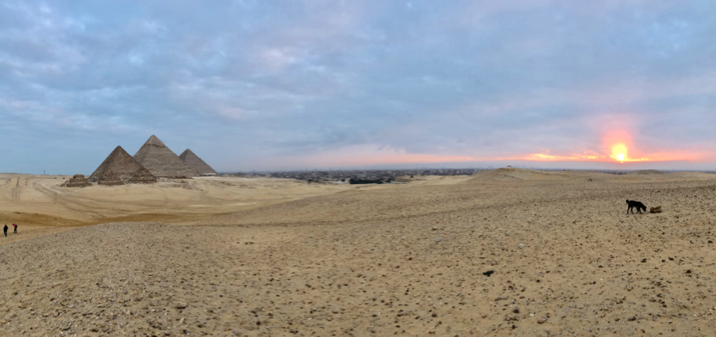 エジプト ギザ 3大ピラミッドエリア  顔を出した朝日 パノラマ撮影