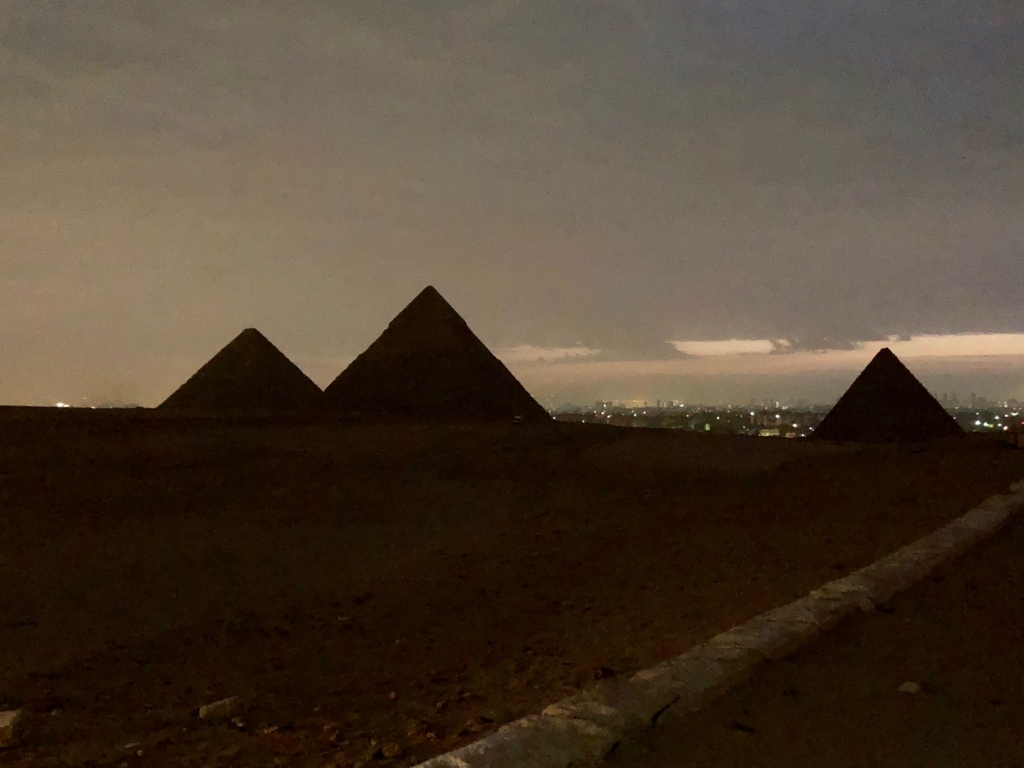 エジプト ギザ 夜明け前 3大ピラミッド