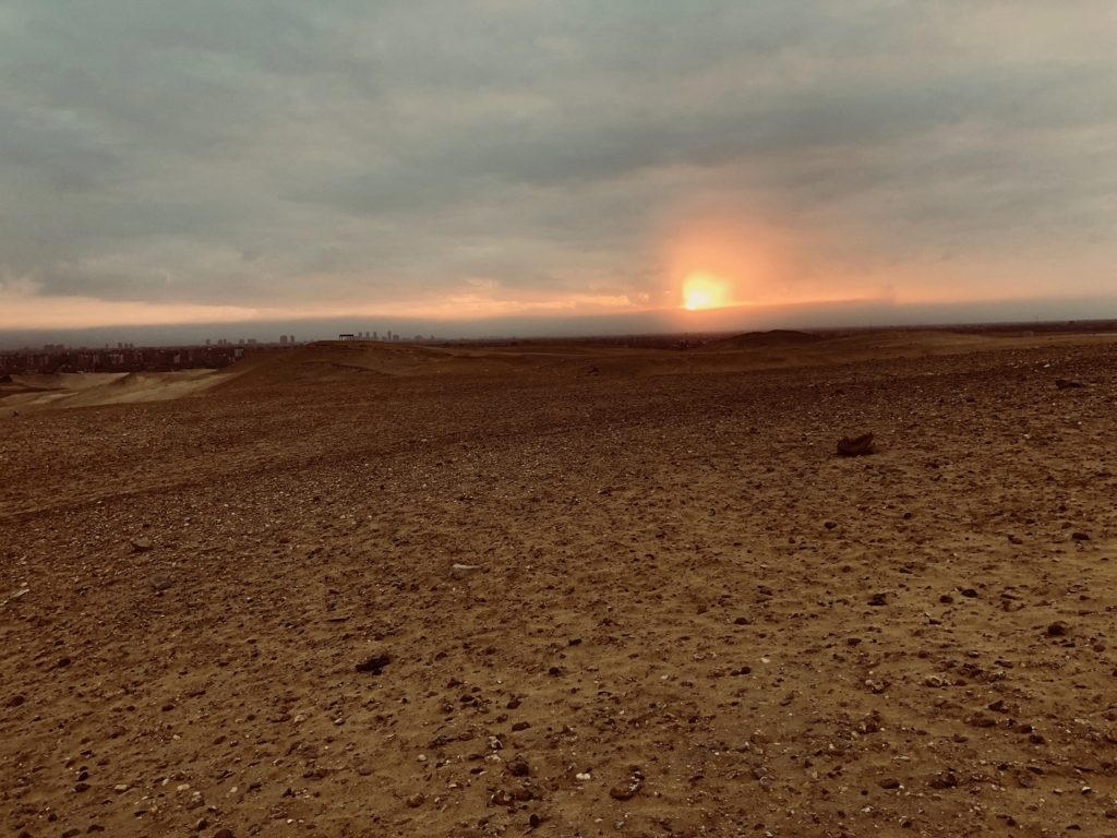 エジプト ギザ 3大ピラミッドエリア  顔を出した朝日