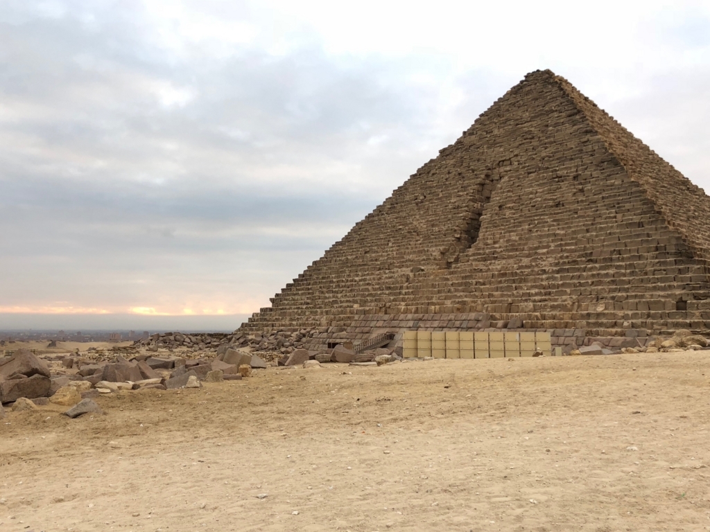 エジプト ギザ メンカウラー王のピラミッド  朝焼け