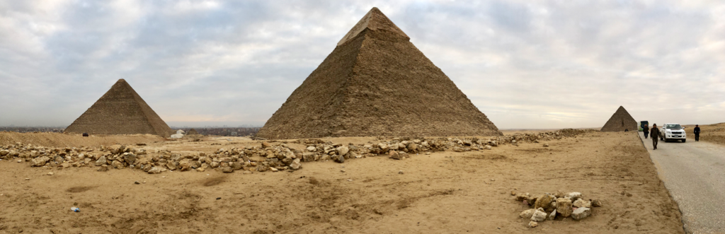 エジプト ギザ 3大ピラミッドエリア 開場前 朝日鑑賞帰り道 振り返ったら、3大ピラミッドが等間隔に