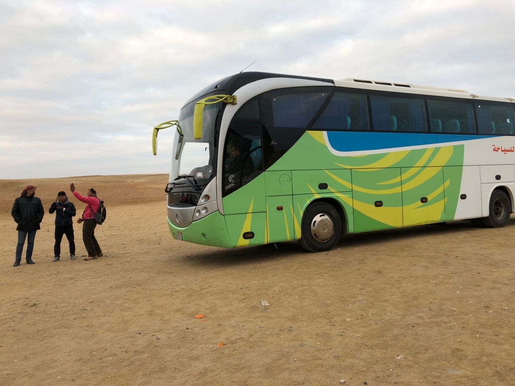 エジプト ギザ 朝日鑑賞 カフラー王のピラミッドの手前で 観光バスのお迎え