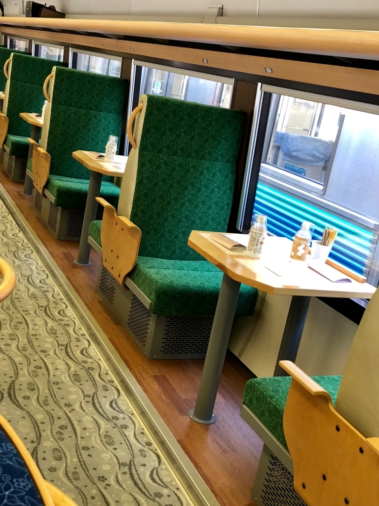 「伊豆クレイル IZU CRAILE」1号車 山側 向かい合わせ席 「伊豆クレイル IZU CRAILE」1号車 山側 向かい合わせ席