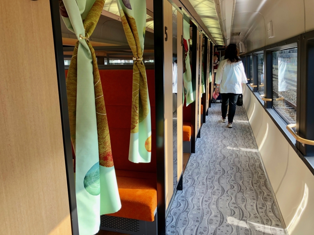 「伊豆クレイル IZU CRAILE」3号車 コンパートメント席 通路 「伊豆クレイル IZU CRAILE」3号車 コンパートメント席 通路