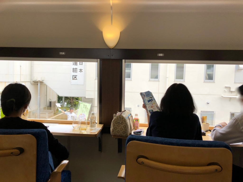 リゾート列車「伊豆クレイル IZU CRAILE」1号 山側席から 熱海駅のお見送り を撮影 リゾート列車「伊豆クレイル IZU CRAILE」1号 山側席から 熱海駅のお見送り を撮影