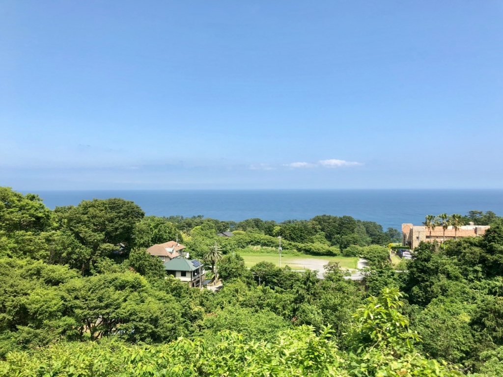 リゾート列車「伊豆クレイル IZU CRAILE」1号 車窓の風景 川奈駅付近 リゾート列車「伊豆クレイル IZU CRAILE」1号 車窓の風景 川奈駅付近