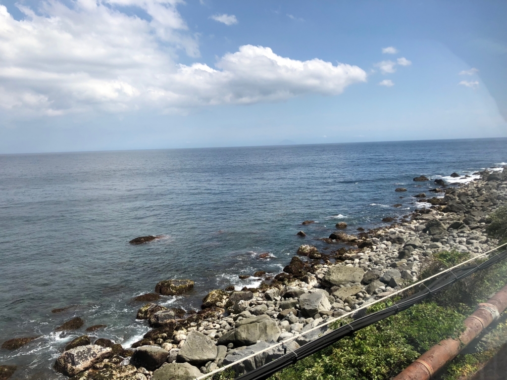 リゾート列車「伊豆クレイル IZU CRAILE」1号 ビューポイント「片瀬白田」一旦停車 波打ち際 リゾート列車「伊豆クレイル IZU CRAILE」1号 ビューポイント「片瀬白田」一旦停車 波打ち際