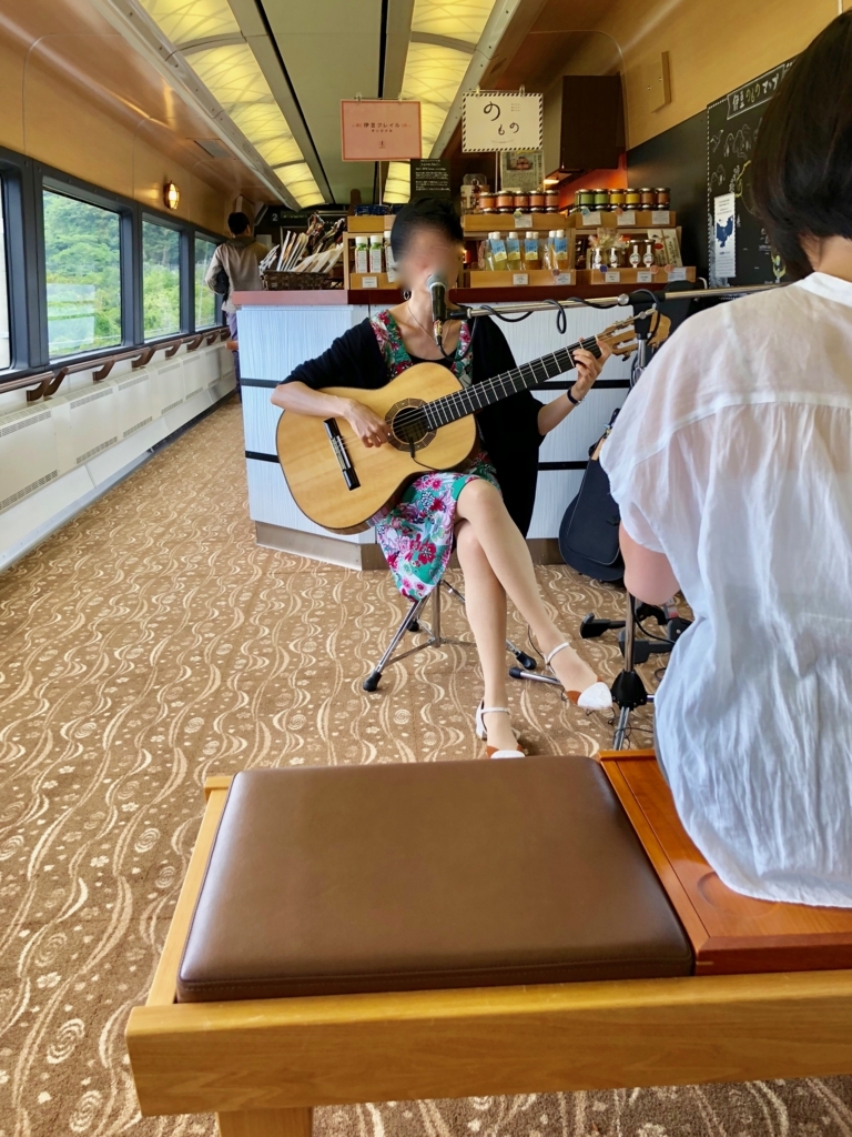 リゾート列車「伊豆クレイル IZU CRAILE」1号 ラウンジにて ボサノヴァライブ リゾート列車「伊豆クレイル IZU CRAILE」1号 ラウンジにて ボサノヴァライブ