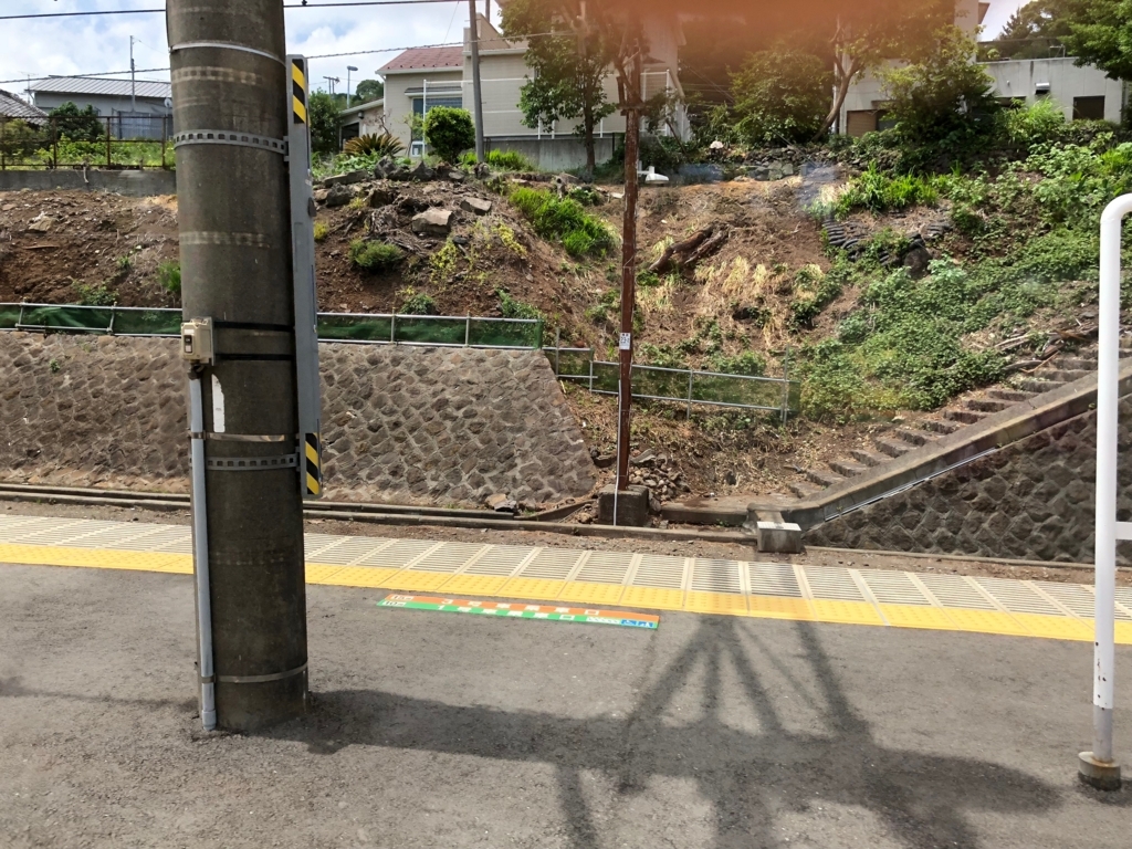 リゾート列車「伊豆クレイル IZU CRAILE」1号乗車中 根府川駅での長い停車 リゾート列車「伊豆クレイル IZU CRAILE」1号乗車中 根府川駅での長い停