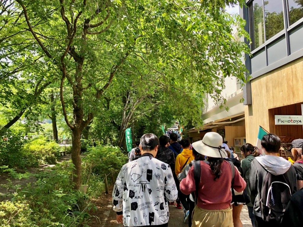 2018年5月 高尾山口駅から山麓駅へ たくさんの観光客