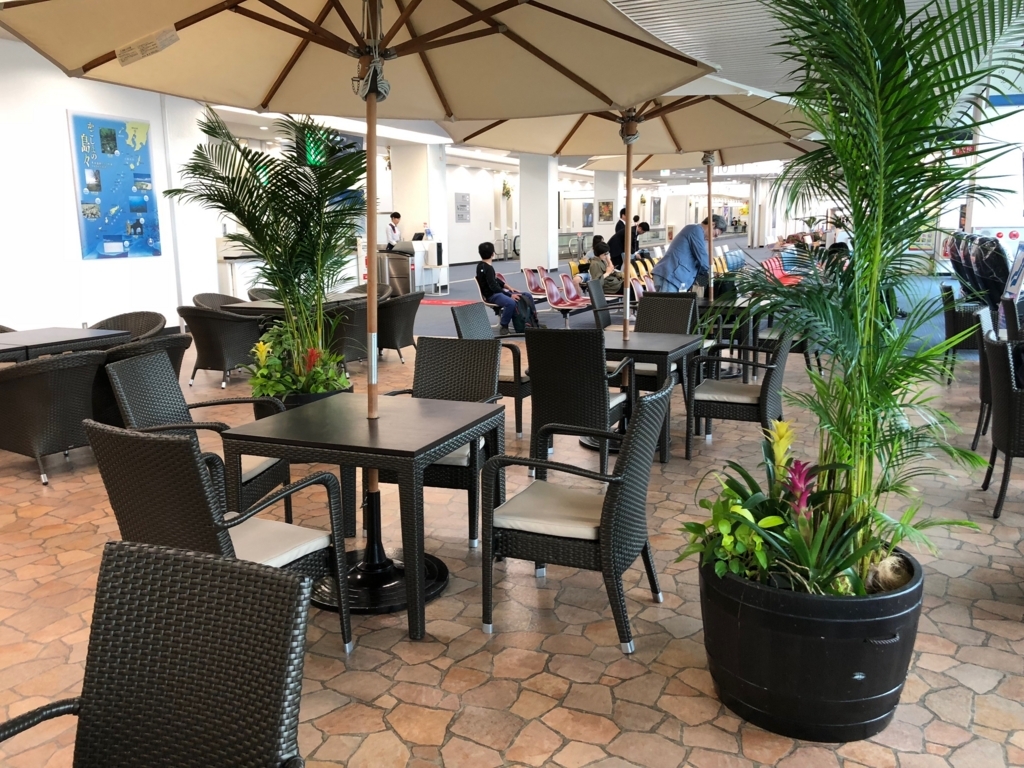 2018年5月 鹿児島空港 12番搭乗口付近 テーブル席も 2018年5月 鹿児島空港 12番搭乗口付近 テーブル席も