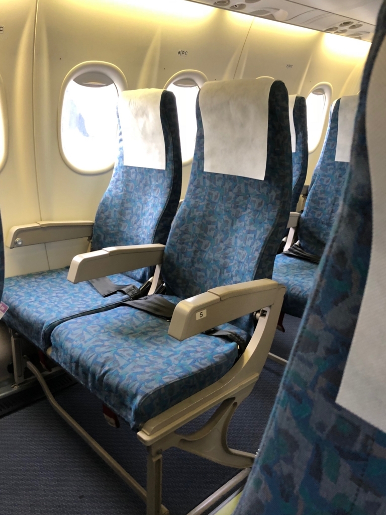 2018年5月 鹿児島空港-屋久島空港 プロペラ機 機内 座席2x2 2018年5月 鹿児島空港-屋久島空港 プロペラ機 機内 座席2x2
