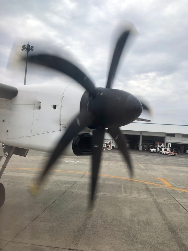 2018年5月 鹿児島空港-屋久島空港 プロペラ機 4A席 プロペラ前席 2018年5月 鹿児島空港-屋久島空港 プロペラ機 4A席 プロペラ前席
