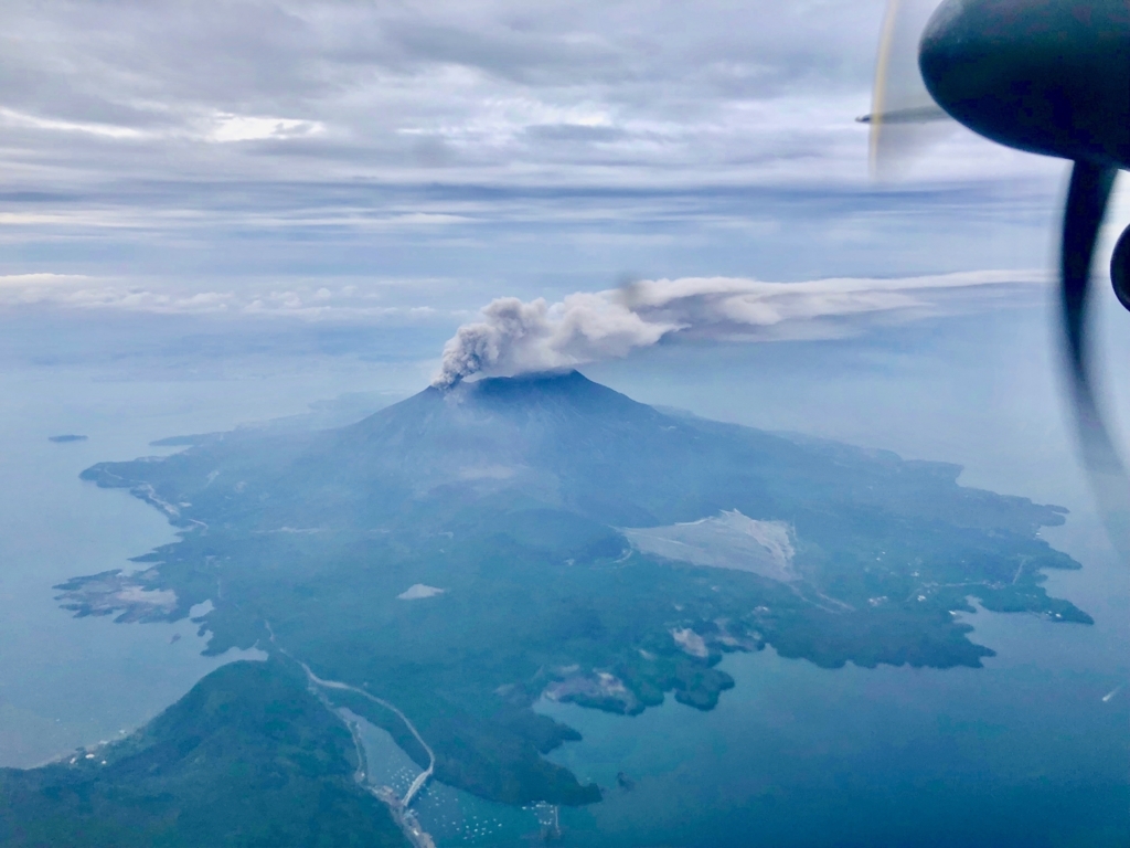 2018年5月 鹿児島空港-屋久島空港 桜島上空 煙をはく桜島 2018年5月 鹿児島空港-屋久島空港 桜島上空 煙をはく桜島