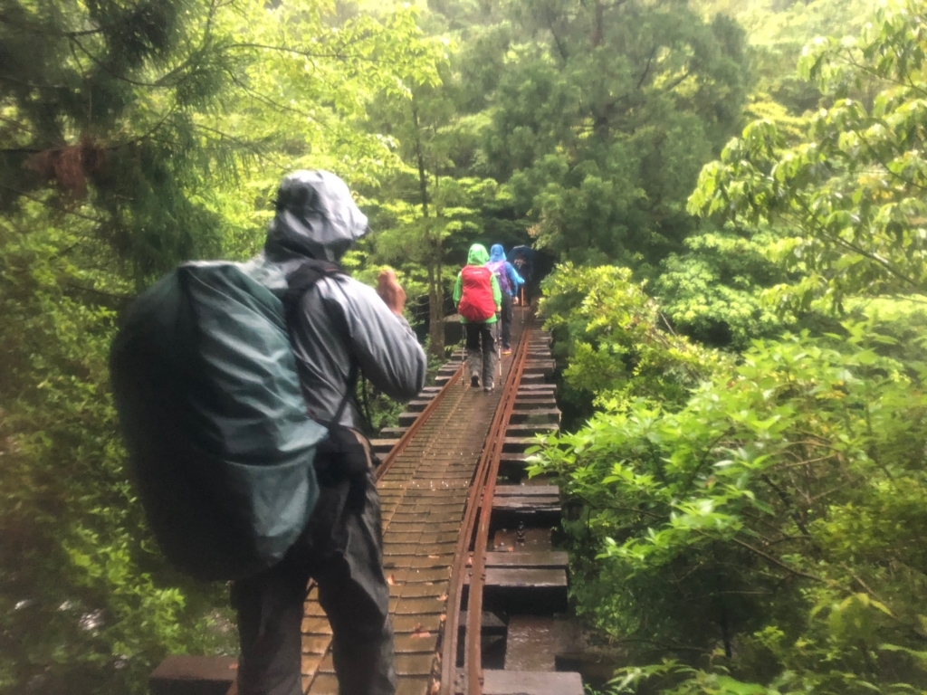 2018年5月後半 屋久島「縄文杉トレッキング」トロッコ道 手すりもなく 川を渡る