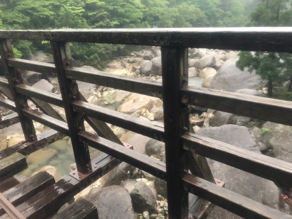 2018年5月後半屋久島 「縄文杉トレッキング」トロッコ道 川底には沢山の岩