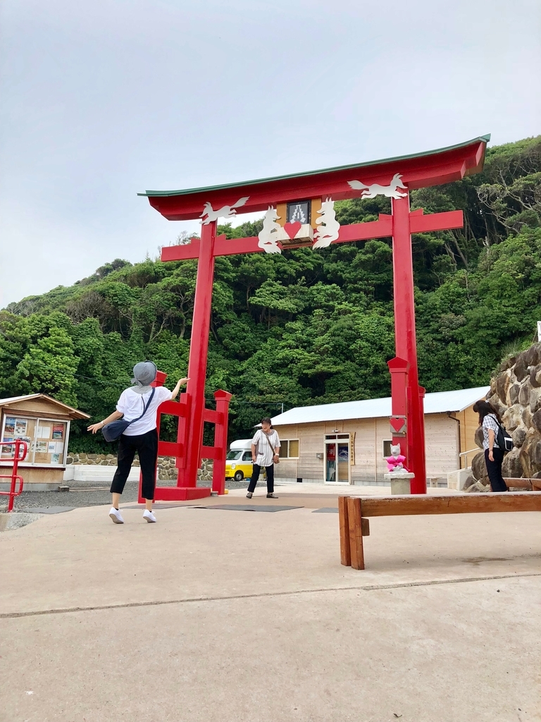 2018年6月 山口県 「元乃隅稲成神社」下から撮「いれにくい賽銭箱」のある鳥居