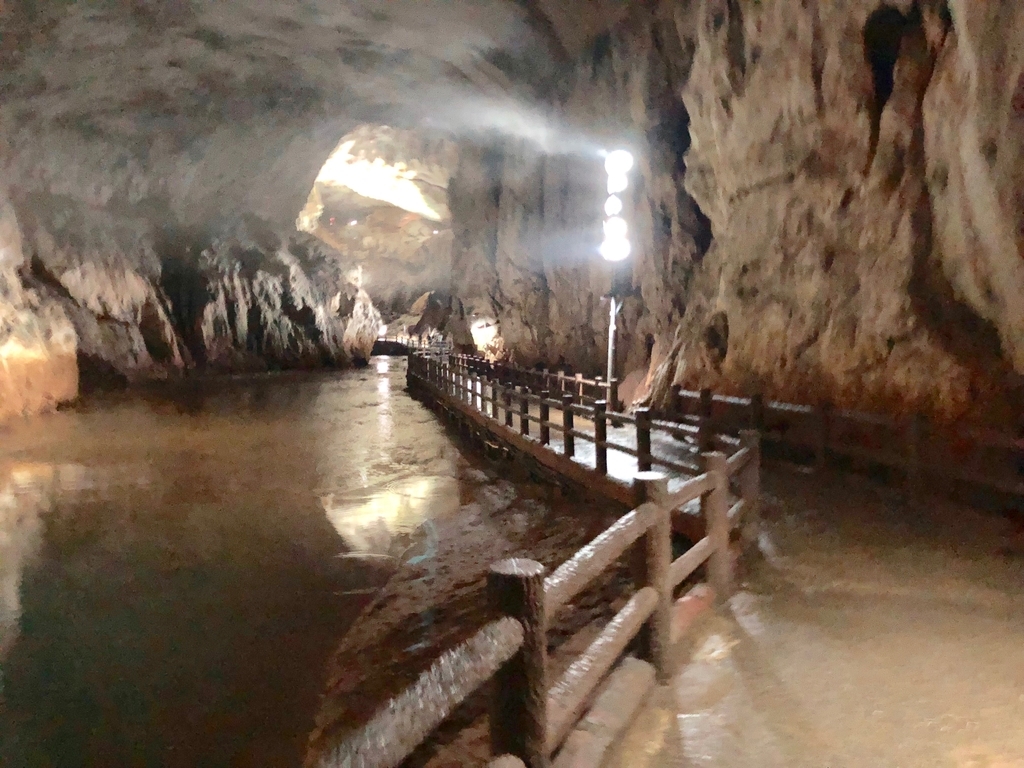 山口県秋吉台国定公園 秋芳洞 正面入口付近