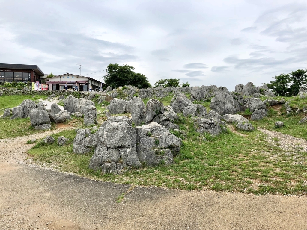 山口県秋吉台国定公園 秋吉台 循環バス 秋吉台 展望台付近売店 石灰岩柱