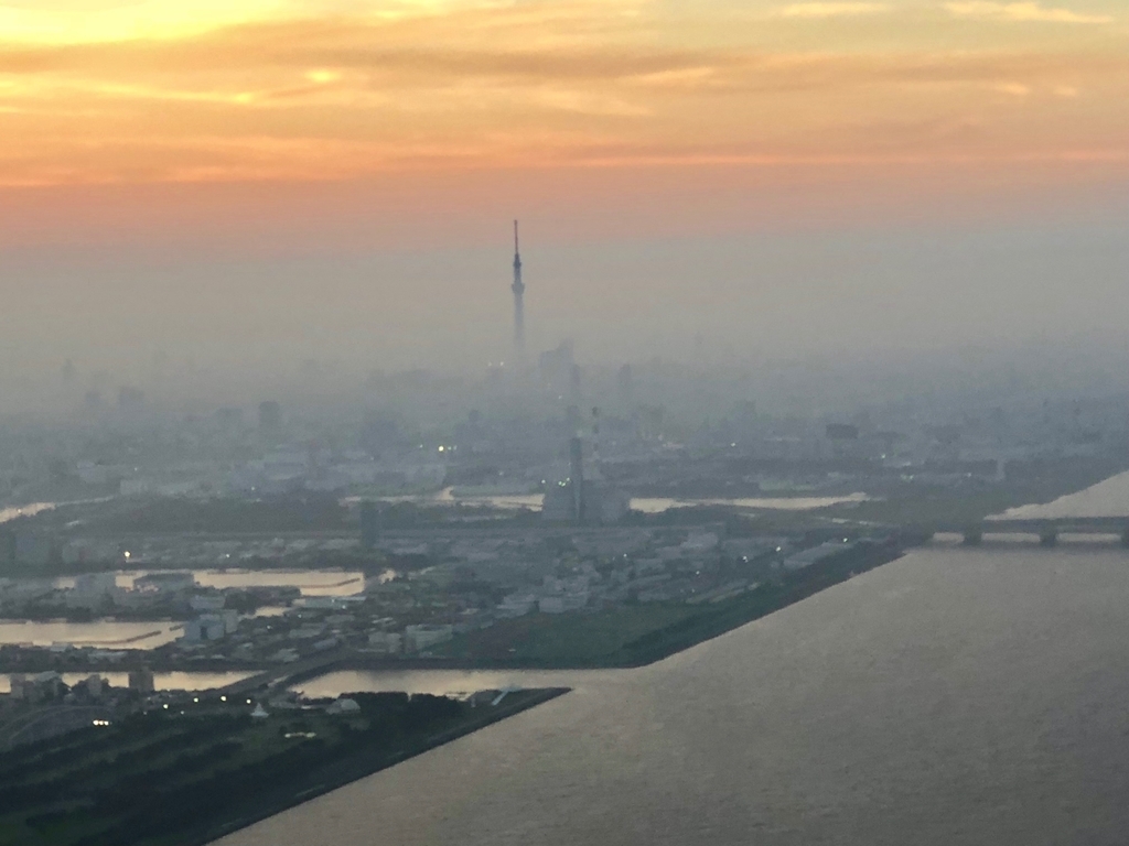 ANA 山口宇部-羽田 17:00発 東京周辺 19:00 東京スカイツリーが夕焼けの中