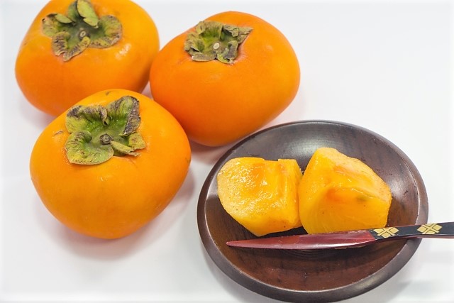 柿を食べる 柿を食べる