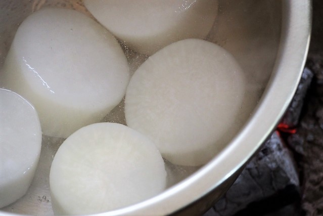 大根を煮る 大根を煮る