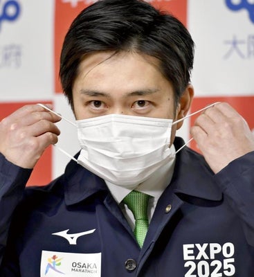記者会見を終え、マスクを着ける大阪府の吉村知事（７日午後、大阪府庁で）＝東直哉撮影