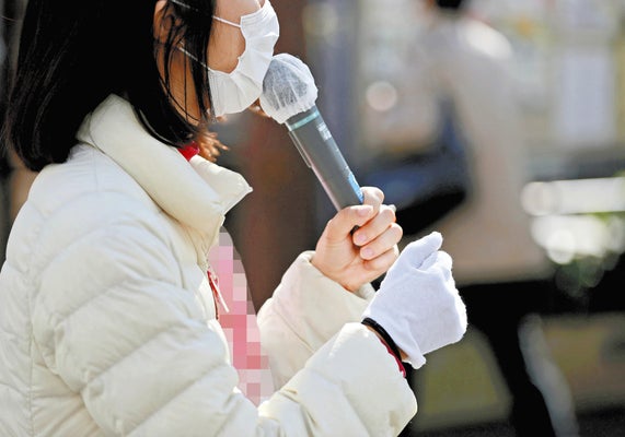 街頭演説に立つ女性候補。女性の政治参加を訴える（２９日、東京都内で）＝岩佐譲撮影