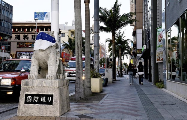 観光客の姿も少なく、閑散とする国際通り（９日午後５時１０分、那覇市で）＝中司雅信撮影