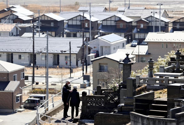 津波で壊滅的な被害を受けた岩手県大槌町。高台にある墓地では墓参りに訪れる人の姿があった。墓地からは震災後に建てられた新しい家屋が見えた(10日午前11時)=富永健太郎撮影