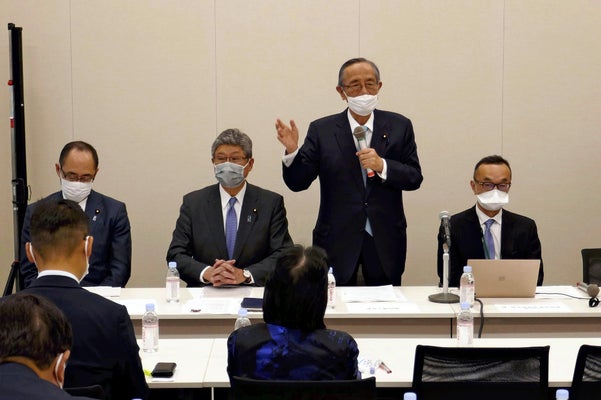 自民党電力安定供給推進議員連盟であいさつする細田博之会長（右から２人目）（国会内で）
