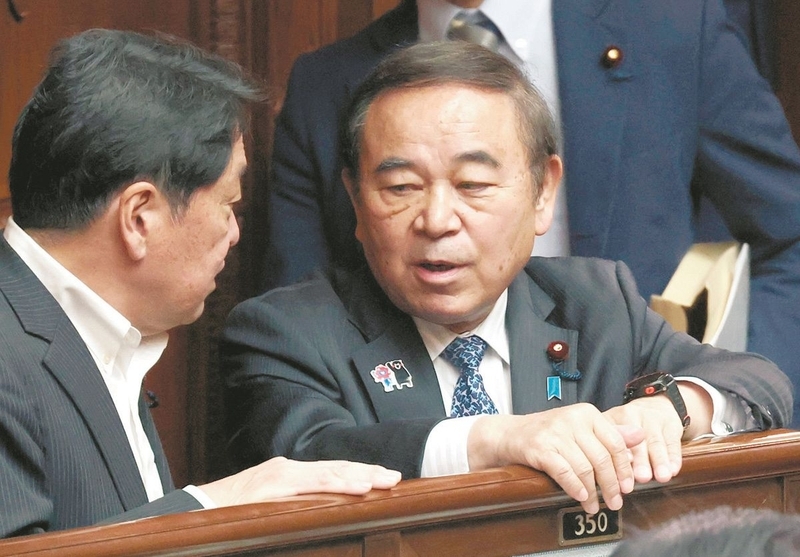 自民党の小野寺五典政調会長(左)と話す坂本哲司国対委員長=5月15日、国会で(佐藤哲紀撮影)