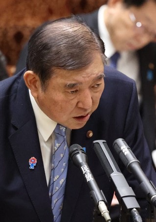 参院予算委員会で答弁する石破茂首相＝１７日午後、国会内