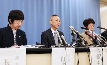 会見する第三者調査委員会の藤本久俊委員長（中央）ら＝19日午後4時4分、神戸市中央区の兵庫県庁
