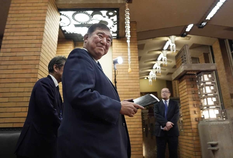 報道陣の取材に臨む石破茂首相＝13日夜、首相公邸