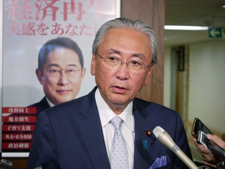 憲法改正に関する自民党ワーキングチームの会合後、記者団の取材に応じる古屋圭司憲法改正実現本部長＝５日午後、東京・永田町の同党本部