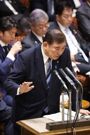 参院予算委員会で答弁する石破茂首相＝１３日午前、国会内
