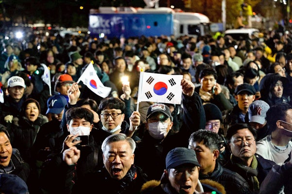 戒厳令発令後、国会の前に集まる人々（４日、韓国・ソウルで）＝ロイター