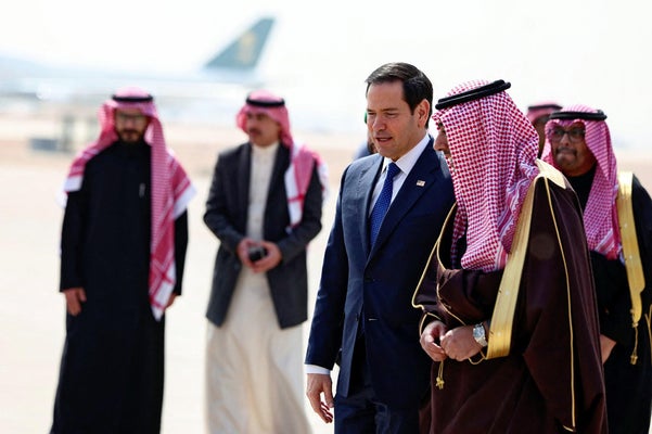 17日、サウジアラビアの首都リヤドの国際空港に到着する米国のルビオ国務長官(中央)=ロイター