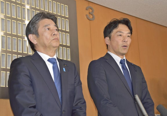処分への受け止めを語る岸口氏(左)と増山氏(26日午後、兵庫県庁で)