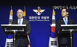 会見するマティス米国防長官（左）と韓国国防相（28日、ソウル）＝ＡＰ