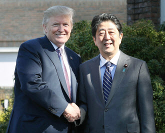 トランプ米大統領を出迎え、握手する安倍首相（５日午後、埼玉県川越市の霞ケ関カンツリー倶楽部）＝代表撮影
