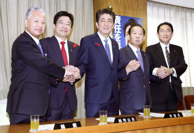 自民党の役員が決まり、握手する(左から)甘利選対委員長、加藤総務会長、安倍首相、二階幹事長、岸田政調会長(2日午前、党本部)